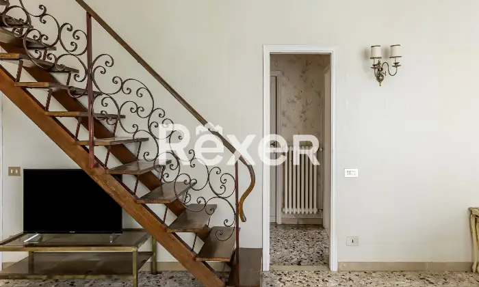 Rexer-Firenze-Via-del-Larione-ultimo-piano-di-vani-con-terrazze-Altro