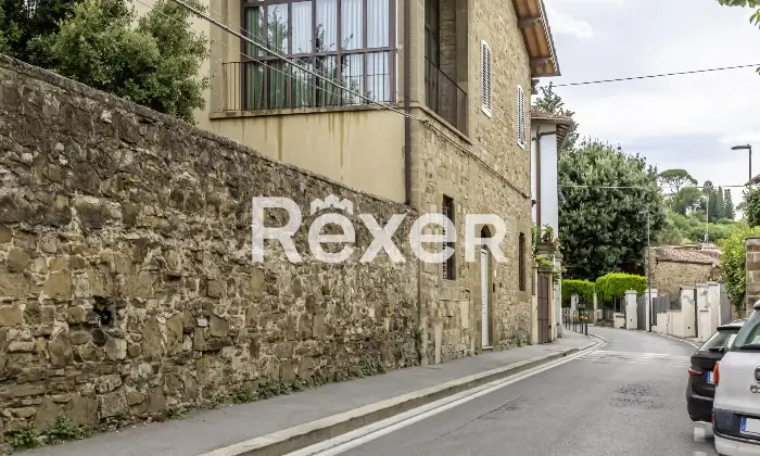Rexer-Firenze-Via-del-Larione-ultimo-piano-di-vani-con-terrazze-Altro