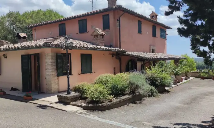 Rexer-Corciano-Residenza-Borgomeo-Umbria-SolomeoCorciano-Perugia-Casale-depoca-anche-per-permute-Terrazzo