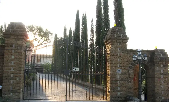 Rexer-Corciano-Residenza-Borgomeo-Umbria-SolomeoCorciano-Perugia-Casale-depoca-anche-per-permute-Giardino