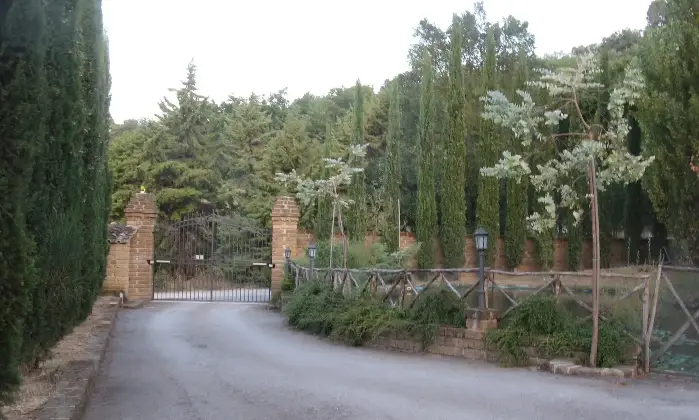 Rexer-Corciano-Residenza-Borgomeo-Umbria-SolomeoCorciano-Perugia-Casale-depoca-anche-per-permute-Terrazzo