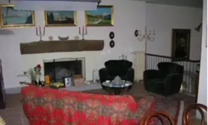 Rexer-Corciano-Residenza-Borgomeo-Umbria-SolomeoCorciano-Perugia-Casale-depoca-anche-per-permute-Salone