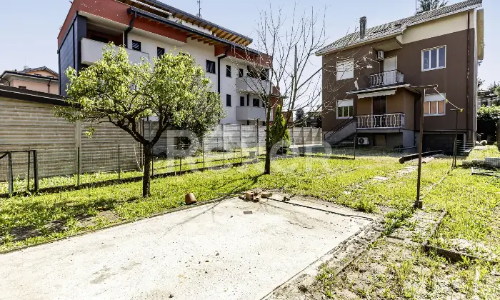 Rexer-Uboldo-Villa-con-due-appartamenti-giardino-e-due-box-auto-Altro