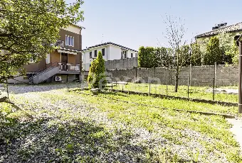 Rexer-Uboldo-Villa-con-due-appartamenti-giardino-e-due-box-auto-Altro