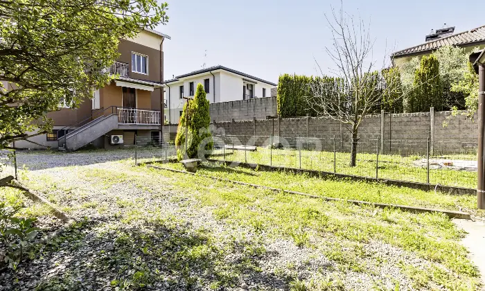 Rexer-Uboldo-Villa-con-due-appartamenti-giardino-e-due-box-auto-Altro