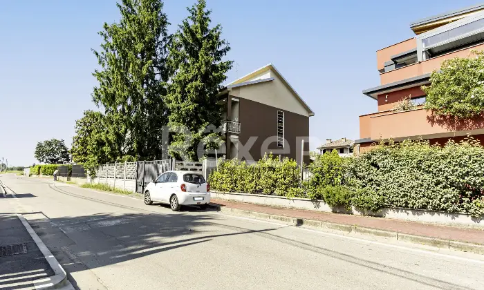 Rexer-Uboldo-Villa-con-due-appartamenti-giardino-e-due-box-auto-Altro