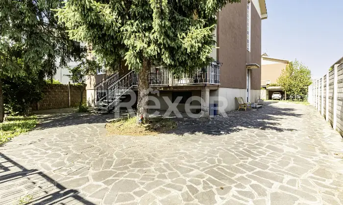 Rexer-Uboldo-Villa-con-due-appartamenti-giardino-e-due-box-auto-Altro