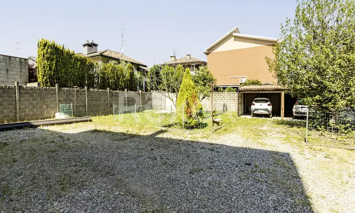 Rexer-Uboldo-Villa-con-due-appartamenti-giardino-e-due-box-auto-Altro