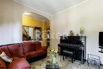 Rexer-Uboldo-Villa-con-due-appartamenti-giardino-e-due-box-auto-Altro