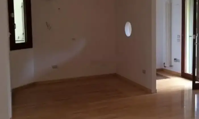 Rexer-La-Torre-Vendesi-un-ampio-appartamento-a-Urbino-Altro