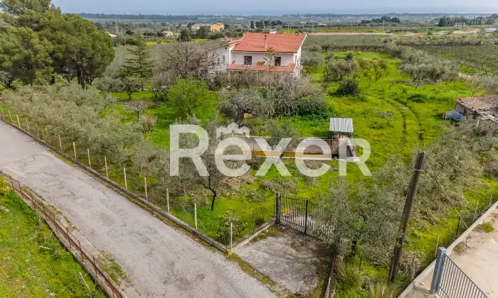 Rexer-Villapiana-Villa-Indipendentedisposta-su-due-livelli-Altro