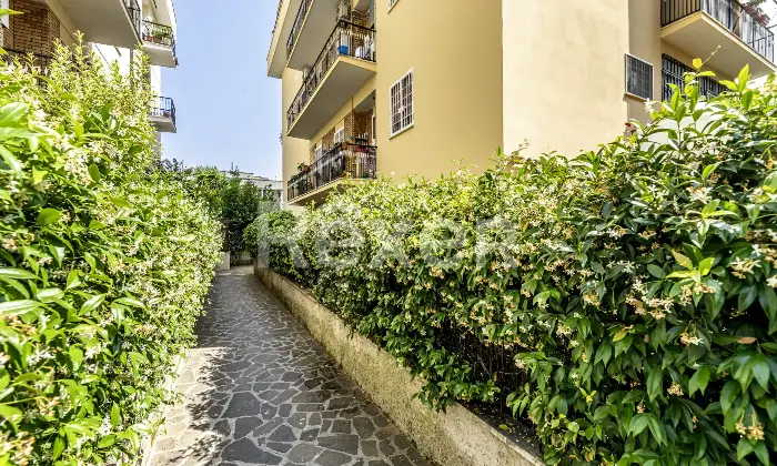 Rexer-Roma-Trilocale-piano-terra-con-ampio-giardino-zona-Primavalle-Altro