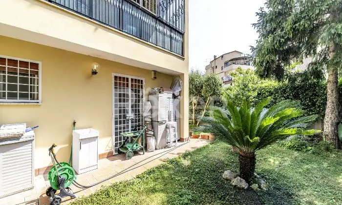 Rexer-Roma-Trilocale-piano-terra-con-ampio-giardino-zona-Primavalle-Altro