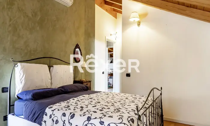 Rexer-Bergamo-Elegante-mansarda-con-travi-a-vista-Altro