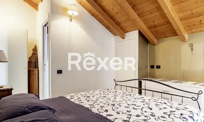 Rexer-Bergamo-Elegante-mansarda-con-travi-a-vista-Altro