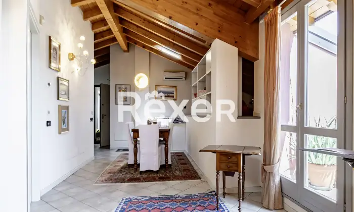 Rexer-Bergamo-Elegante-mansarda-con-travi-a-vista-Altro