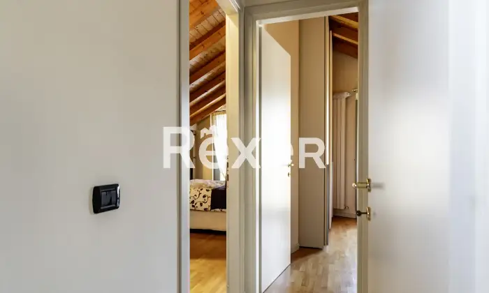 Rexer-Bergamo-Elegante-mansarda-con-travi-a-vista-Altro