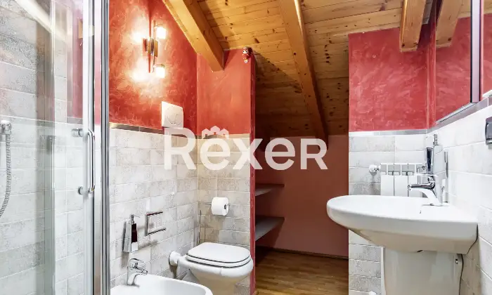 Rexer-Bergamo-Elegante-mansarda-con-travi-a-vista-Altro