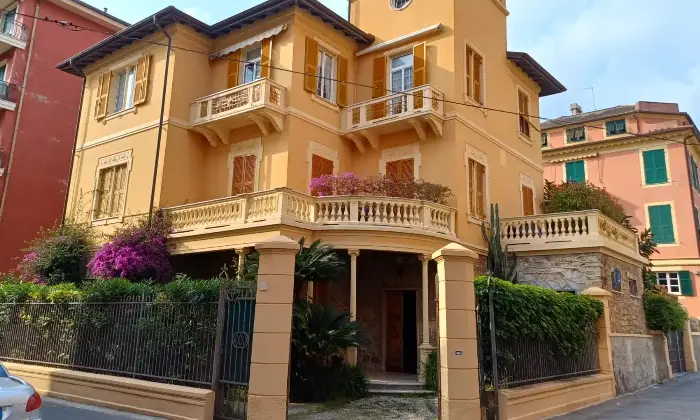 Rexer-Chiavari-Appartamento-in-villa-d-epoca-con-giardino-e-box-Garage
