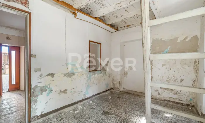 Rexer-Luino-La-tua-nuova-casa-da-reinventare-indipendente-su-tre-livelli-Altro