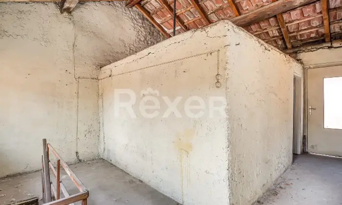 Rexer-Luino-La-tua-nuova-casa-da-reinventare-indipendente-su-tre-livelli-Altro