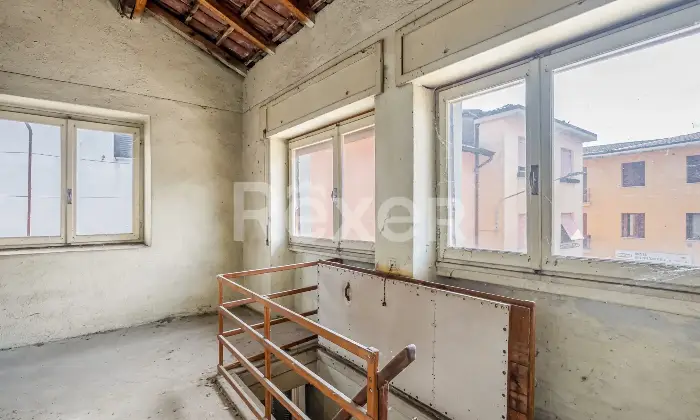 Rexer-Luino-La-tua-nuova-casa-da-reinventare-indipendente-su-tre-livelli-Altro