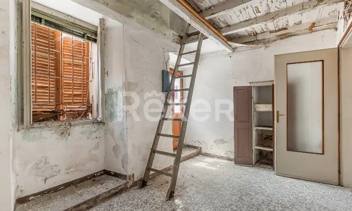 Rexer-Luino-La-tua-nuova-casa-da-reinventare-indipendente-su-tre-livelli-Altro
