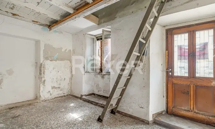 Rexer-Luino-La-tua-nuova-casa-da-reinventare-indipendente-su-tre-livelli-Altro
