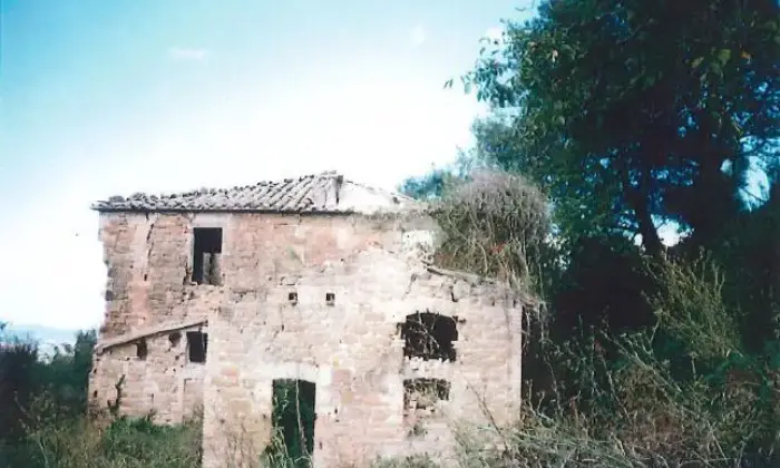 Rexer-Asissi-Antico-casale-da-ristrutturare-Altro