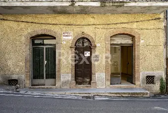 Rexer-Arrone-Palazzina-cieloterra-in-centro-Altro