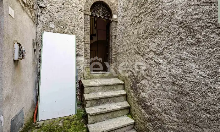 Rexer-Arrone-Palazzina-cieloterra-in-centro-Altro