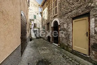 Rexer-Arrone-Palazzina-cieloterra-in-centro-Altro