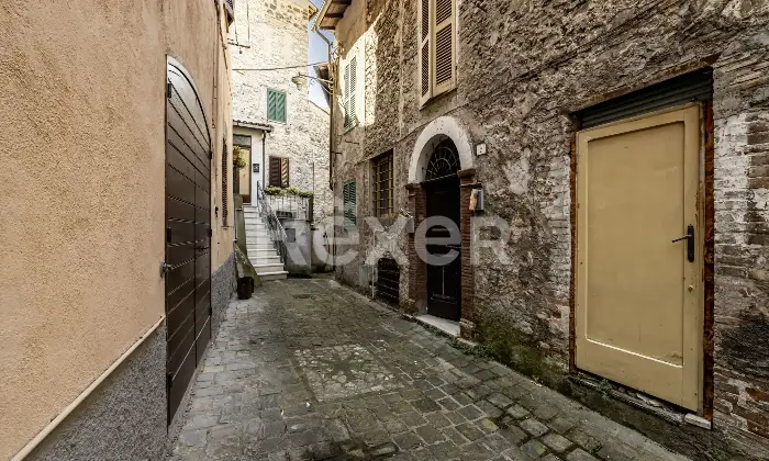 Rexer-Arrone-Palazzina-cieloterra-in-centro-Altro