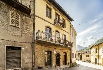 Rexer-Arrone-Palazzina-cieloterra-in-centro-Altro