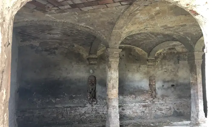 Rexer-San-Benedetto-Po-Casale-al-rustico-di-circa-mq-Cantina
