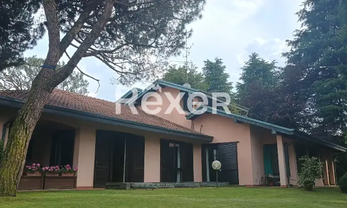 Rexer-Gallarate-Villa-singola-con-piscina-interna-sala-cinema-e-grande-giardino-Altro