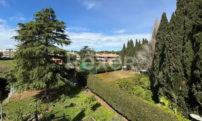 Rexer-Roma-ELEGANTE-VILLINO-CON-FINITURE-DI-PREGIO-SU-PI-LIVELLI-CON-GIARDINO-Altro