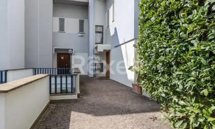 Rexer-Roma-ELEGANTE-VILLINO-CON-FINITURE-DI-PREGIO-SU-PI-LIVELLI-CON-GIARDINO-Altro