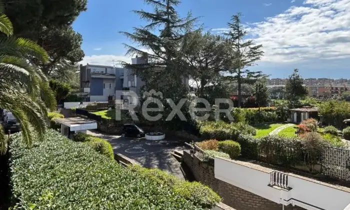 Rexer-Roma-ELEGANTE-VILLINO-CON-FINITURE-DI-PREGIO-SU-PI-LIVELLI-CON-GIARDINO-Altro