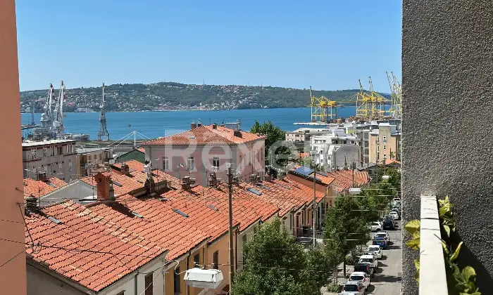 Rexer-Trieste-Accogliente-Trilocale-con-balcone-verandato-Altro