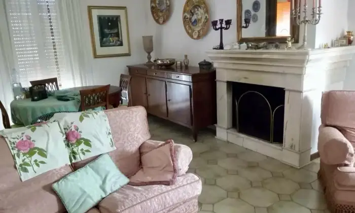 Rexer-Petriano-Casa-indipendente-libera-su-lati-con-giardino-Altro