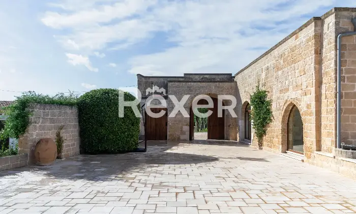 Rexer-Carovigno-Masseria-con-corte-interna-ed-esterna-e-piscina-Altro
