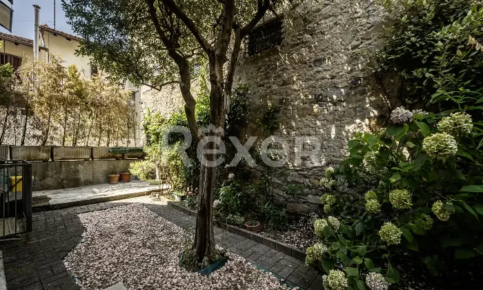 Rexer-Calolziocorte-Immobile-indipendente-disposto-su-quattro-livelli-con-giardino-di-propriet-e-due-posti-auto-Altro