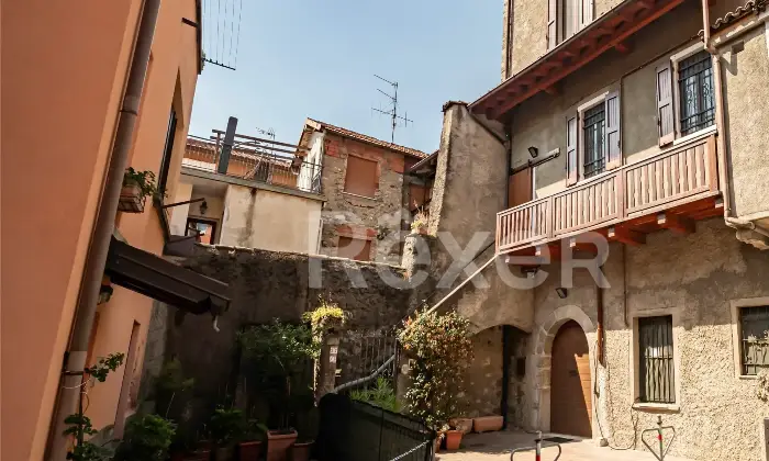 Rexer-Calolziocorte-Immobile-indipendente-disposto-su-quattro-livelli-con-giardino-di-propriet-e-due-posti-auto-Altro