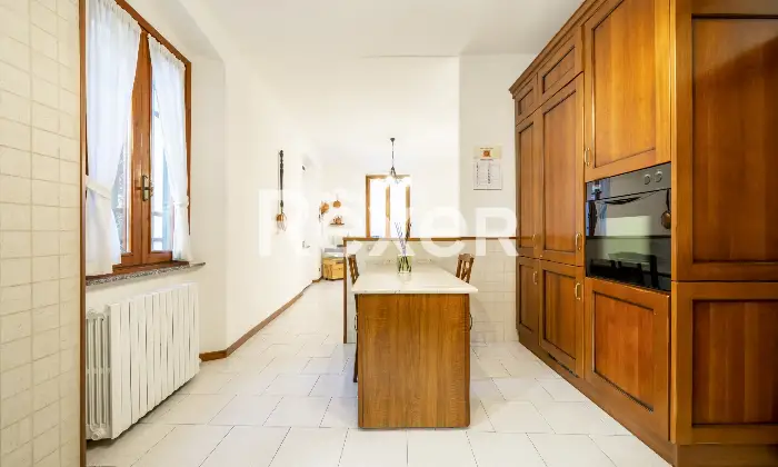 Rexer-Calolziocorte-Immobile-indipendente-disposto-su-quattro-livelli-con-giardino-di-propriet-e-due-posti-auto-Altro