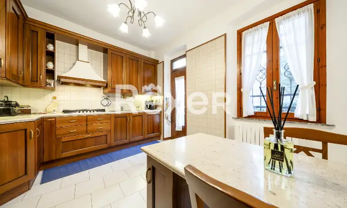 Rexer-Calolziocorte-Immobile-indipendente-disposto-su-quattro-livelli-con-giardino-di-propriet-e-due-posti-auto-Altro