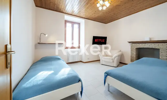 Rexer-Calolziocorte-Immobile-indipendente-disposto-su-quattro-livelli-con-giardino-di-propriet-e-due-posti-auto-Altro