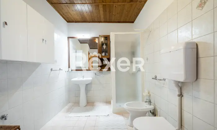 Rexer-Calolziocorte-Immobile-indipendente-disposto-su-quattro-livelli-con-giardino-di-propriet-e-due-posti-auto-Altro