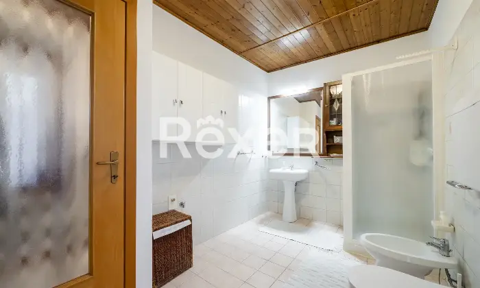 Rexer-Calolziocorte-Immobile-indipendente-disposto-su-quattro-livelli-con-giardino-di-propriet-e-due-posti-auto-Altro