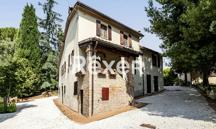 Rexer-Matelica-Tenuta-panoramica-tra-i-vigneti-di-Matelica-ospitalit-natura-e-design-Altro